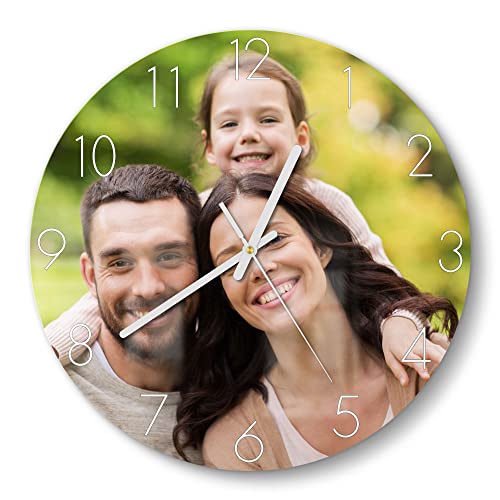 DEQORI personalisierte Glasuhr mit Foto | rund Ø 30 cm, Zahlen, Schwarz | eigenes Bild | ausgefallene leise Design Uhr aus Glas | Wanduhr für Wohnzimmer & Küche | Moderne Uhr für die Wand von DEQORI
