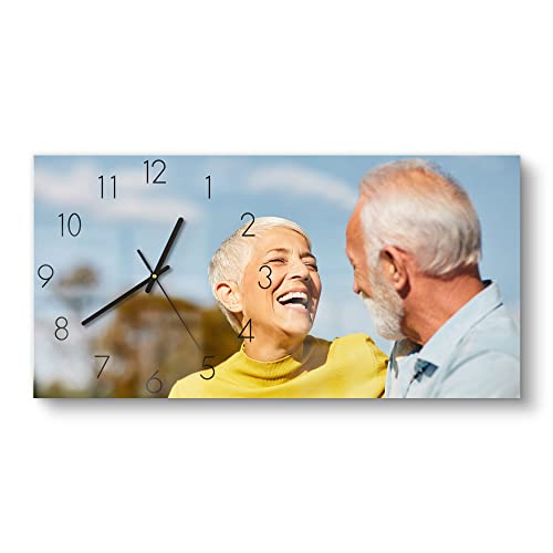 DEQORI personalisierte Glasuhr mit Foto | vertikal 60x30 cm, Zahlen, Weiß | eigenes Bild | große XXL Design Uhr aus Glas | leise Wanduhr für Wohnzimmer & Küche | Moderne Uhr für die Wand von DEQORI