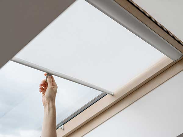 DerSonnenschutz Dachfensterrollo | Für alle bekannten Dachfenstertypen von VELUX® von DERSONNENSCHUTZ