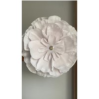 Handgemachte Grau Crepe Papier Blumen Kronleuchter Boho Deckenleuchte Handgemachte Grau Crepe Papier Blumen Kronleuchter Boho Deckenleuchte von DESINGBygul