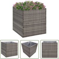 The Living Store Pflanzkübel Grau 80x80x80 cm Poly Rattan - Blumentopf - Pflanzkübel - Gartenmöbel - Outdoor Deko - Balkon Dekoration The Living Store Pflanzkübel Grau 80x80x80 cm Poly Rattan - Blumentopf - Pflanzkübel - Gartenmöbel - Outdoor Deko - Balkon Dekoration von DEVENIRRICHE