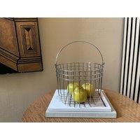Vintage Bauhaus Postmodern Chromdraht Obstkorb Mit Henkel 1980Er von DEVINTAGEALTERNATIVE