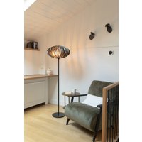 Sculpted Serenity Stehlampe Aus Holz Mit Handgefertigtem Metallsockel Einzigartigen Mustern Sculpted Serenity Stehlampe Aus Holz Mit Handgefertigtem Metallsockel Einzigartigen Mustern von DEZAART