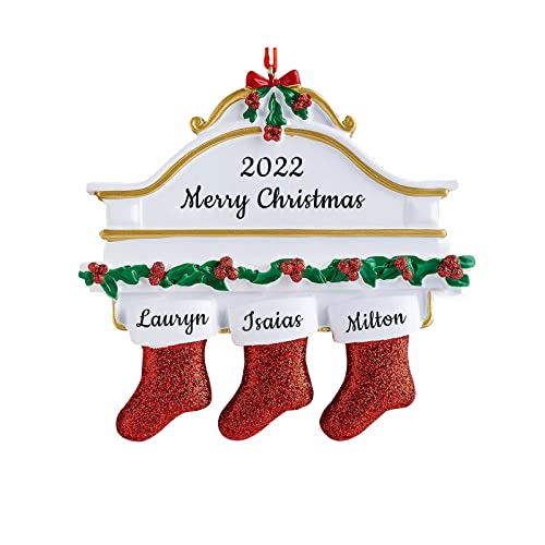 Personalisierte Weihnachtsornamente 2023 Familie von 2/3/4/5/6/7/8 Socken Benutzerdefinierte Namensgeschenke für Weihnachtsbaum, Weihnachtsbaumanhänger Kreatives 3-köpfige Familie von DEZUNTU