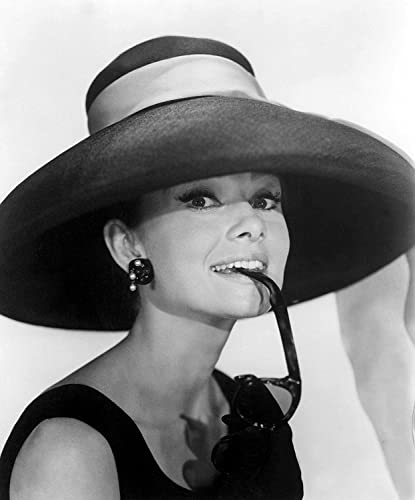 Schwarz-weiße Audrey-Wanddekoration Hepburn-Wandkunst-Poster Leinwanddruck Wohnzimmer-Schlafzimmer-Dekoration moderner nordischer Stil Heimdekoration Bild Malerei Kunstwerk, rahmenlos,40x50cm Schwarz-weiße Audrey-Wanddekoration Hepburn-Wandkunst-Poster Leinwanddruck Wohnzimmer-Schlafzimmer-Dekoration moderner nordischer Stil Heimdekoration Bild Malerei Kunstwerk, rahmenlos,40x50cm von DFBFMO