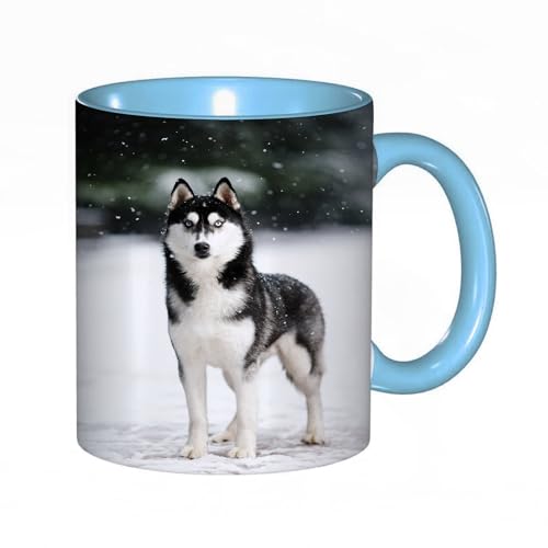 Kaffeebecher Mug,Porträt eines schwarz-weißen Siberian Husky, der vor dem blauen Schnee steht. Hunde auf dem Hin,kaffeebecher porzellan, tasse Füllmenge 330 ml - sehr interessante bedruckte Teetassen von DHAEY