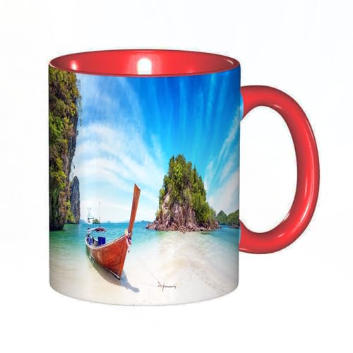 Tassendruck Erstaunliche Natur und exotisches Reiseziel in Thailand. Thailändisches Touristenboot am weißen Sandstrand einer kleinen tropischen Insel Kaffeetasse/Mug/Cup von DHAEY