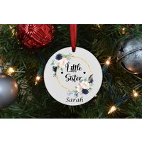 Personalisierte Dekoration, Kleine Schwester Weihnachten , Weihnachtskugel, Kleine Zu Sein von DHcraftDesigns