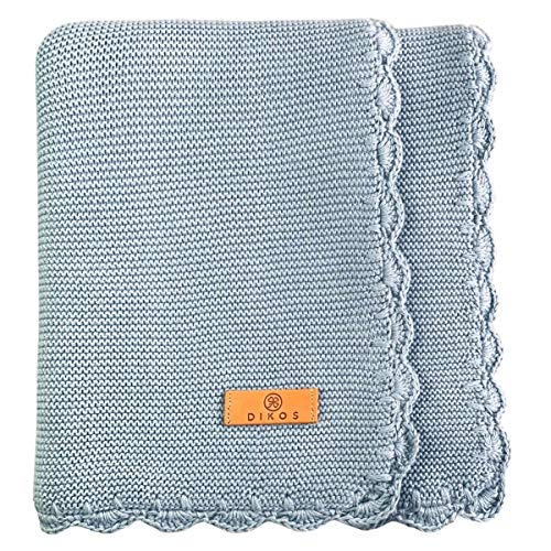 DIKOS® Premium Babydecke 100% Bio Baumwolle mit Handarbeit-Häkelsaum blau Babygeschenke zur Geburt Mädchen/Junge Baby Erstausstattung Neugeborenen neutral weiche Strickdecke Kuscheldecke Schmusedecke von DIKOS