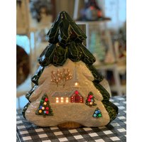 Handgefertigte Leuchten Keramik Weihnachtsbaum Mit Kirche Szene von DJsCeramicsCrafts