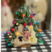 Keramik Beleuchteter Weihnachtsbaum Mit Schneemann, Hund Und Katze Szene von DJsCeramicsCrafts