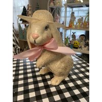 Handgefertigter Keramik Hase Mit Hut von DJsCeramicsCrafts