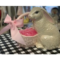 Handgefertigter Keramik Hase Mit Korb von DJsCeramicsCrafts