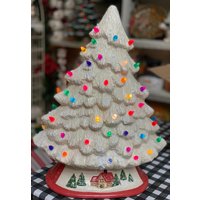 Handgefertigter Keramik Weihnachtsbaum Mit Beleuchteter Miniaturszene von DJsCeramicsCrafts