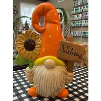 Handgefertigter Willkommens-Wichtel Mit Sonnenblume Und Willkommensschild Aus Keramik von DJsCeramicsCrafts