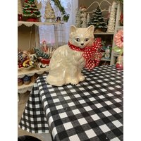 Handgefertigte Keramik Katze Mit Schleife von DJsCeramicsCrafts