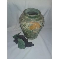Seltene Vintage Green Pottery Vase Mit Trauben Metall Design, Rustikale Traubenvase von DKVintageShop