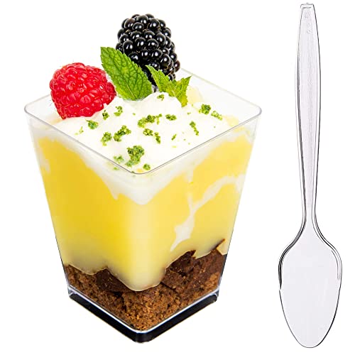 DLux 50 x 150 ml Mini Dessertbecher mit Löffel - Klein Quadratische Wiederverwendbare Dessertgläser Plastik Kunststoff - Einweg Dessertschalen, Servierschalen, Dessert Gläser Set von DLux