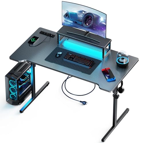 DOMICON Kleiner Gaming-Schreibtisch mit LED-Leuchten und Steckdosen, 140 cm Computertisch mit Monitorständer, PC-Gaming-Tisch mit Kohlefaser, Schwarz von DOMICON