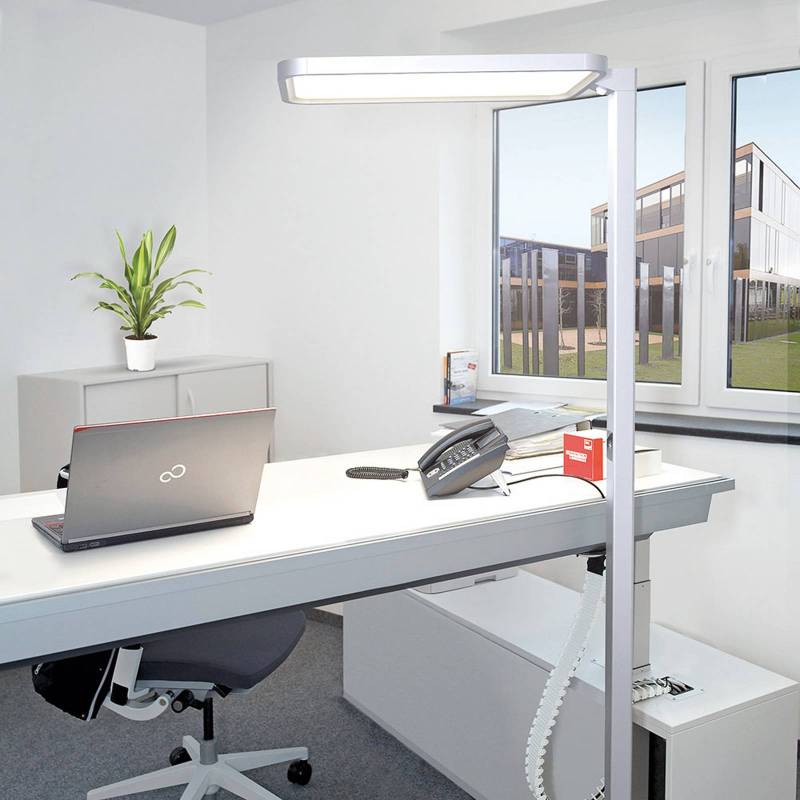 DOTLUX LED-Sensor-Stehlampe STUDIObutler silber 80 W 840 dim von DOTLUX