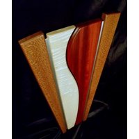 Kurven Und Winkel - Lacewood/Padouk Maple Wandbehang Mit Aluminiumakzenten von DPcustoms