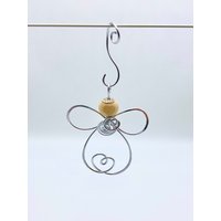 Engel Drahtengel Aus Silberfarbenem Aludraht Mit Holzperle/Geschenkidee Deko Glücksbringer Höhe 10 cm Engel Drahtengel Aus Silberfarbenem Aludraht Mit Holzperle/Geschenkidee Deko Glücksbringer Höhe 10 cm von DRAHTISTIN