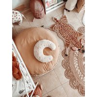 Handgefertigtes Bodenkissen Aus Baumwolle Mit Pom Poms, Kinderzimmer Kissen von DREAMartCATCHERx