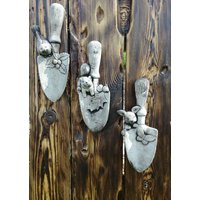 Gartenfigur Steinfigur 3Er Set Gartenschaufel Haus Garten Deko Frostsicher Handarbeit Gartenfigur Steinfigur 3Er Set Gartenschaufel Haus Garten Deko Frostsicher Handarbeit von DRIKAWaren