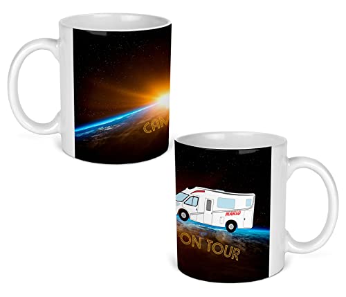 Personalisierte Camper-Tasse Wohnmobil im Sonnenuntergang. Tasse für Campingliebhaber mit Namen. von DRUC KLAUS