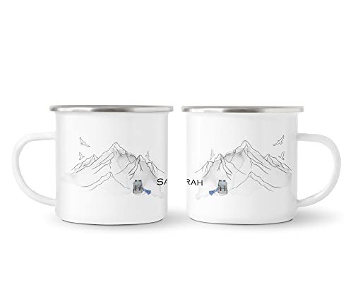 Personalisierte Emaille Tasse „Der Berg ruft“ mit Namen – Emaille Becher Berge mit Namen personalisiert. Becher für Wanderer. von DRUC KLAUS