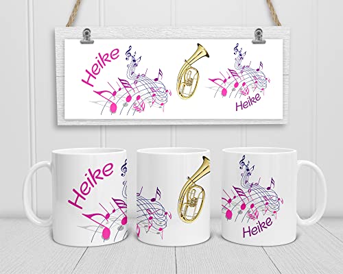 Personalisierte Musiker-Tasse. Kaffeetasse mit Noten, Tenorhorn und mit Namen personalisiert. (Pinktöne) von DRUC KLAUS