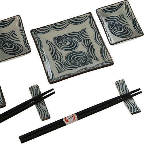 DRW Sushi Set für 2 Personen aus Keramik in Schwarz und Weiß mit Geschenkbox 26 x 20,5 x 3,5 cm 2 x (12 x 12 x 2 cm) und 2 x (6,5 x 8,5 x 2 cm) von DRW