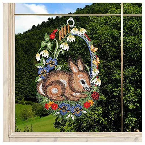 Frühlings-Fensterbild Hase mit Marienkäfer aus feiner Vogtländischer Luftspitze | detailliert gesticktes Kaninchen in der Wildblumenwiese mit Märzenbechern, Veilchen und einem Weidenzweig 29 x 18 cm von DSD Design-Studio Drechsler