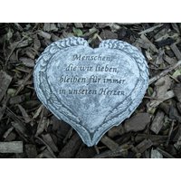 Grabschmuck Herz Mit Flügelrand, Inschrift Frostfest Steinguss Grab Deko Grabschmuck Herz Mit Flügelrand, Inschrift Frostfest Steinguss Grab Deko von DSSteinfigurenshop