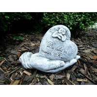 Grabschmuck Herz in Hand "Du Lebst Unseren Herzen" Frostfest Steinguss Grab Grabschmuck Herz in Hand "Du Lebst Unseren Herzen" Frostfest Steinguss Grab von DSSteinfigurenshop