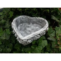 Pflanzschale Herz Rosenrand Steinguss Frostfest Wetterfest Garten Grabschmuck Pflanzschale Herz Rosenrand Steinguss Frostfest Wetterfest Garten Grabschmuck von DSSteinfigurenshop