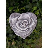 Steinfigur Herz Rosenherz Rosenblüte Grabschmuck Grabherz Frostfest Steinguss Steinfigur Herz Rosenherz Rosenblüte Grabschmuck Grabherz Frostfest Steinguss von DSSteinfigurenshop