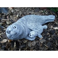 Steinfigur Robbe Mit Kind Frostfest Wetterfest Steinguss Garten Haus Deko Steinfigur Robbe Mit Kind Frostfest Wetterfest Steinguss Garten Haus Deko von DSSteinfigurenshop