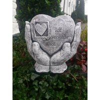 steinfigur Grabschmuck Großes Herz in Händen "Ich Vermisse Dich" Frostfest Grab steinfigur Grabschmuck Großes Herz in Händen "Ich Vermisse Dich" Frostfest Grab von DSSteinfigurenshop