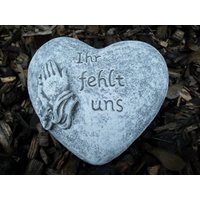 steinfigur Grabschmuck Herz "Ihr Fehlt Uns" Frostfest Wetterfest Grab Deko steinfigur Grabschmuck Herz "Ihr Fehlt Uns" Frostfest Wetterfest Grab Deko von DSSteinfigurenshop