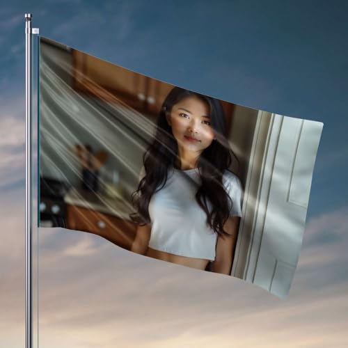 Gartenflagge, lustige "A Woman In A White Crop Top Standing In A Kitchen", coole Flaggen, Zimmer, Jungs, lustige Geschenke für Chef (60 x 90 cm) von DTWE