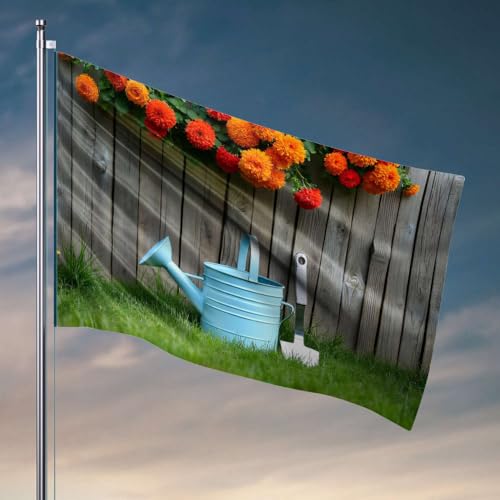 Lustige Flaggen für Studentenwohnheim, Gießkanne und Schaufel vor einem Holzzaun. Flagge, Grafikflaggen für Zimmer, Teenager, Jungen, Raumdekoration (120 x 180 cm) von DTWE