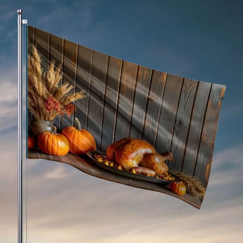 Lustige Poster für Studentenwohnheim, geröstete Truthahn mit Herbstdekorationen auf einem Holztisch. Flagge, Outdoor-Dekoration, Poster für Studentenwohnheim (120 x 180 cm) von DTWE