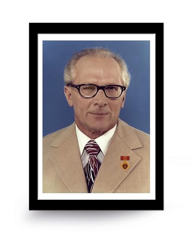 DUB SPENCER 1x Plakat smiling Erich Honecker Poster Amtsstubenbild ungerahmt DIN A5 DDR Geschenk für Geburtstag von VEB Honnie lacht & zwinkert ohne Rahmen von DUB SPENCER
