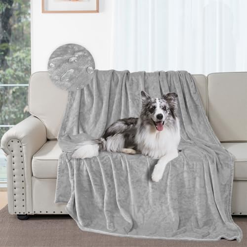 DUJUIKE wasserdichte Bettdecke, wasserdichte Hundedecke Aus Flanell, Geeignet als Haustierdecke, Bett, Sofa, MöBelschutz, Doppelseitige Weiche Multifunktionale Überwurfdecke (102 X 152 cm, Hellgrau) von DUJUIKE
