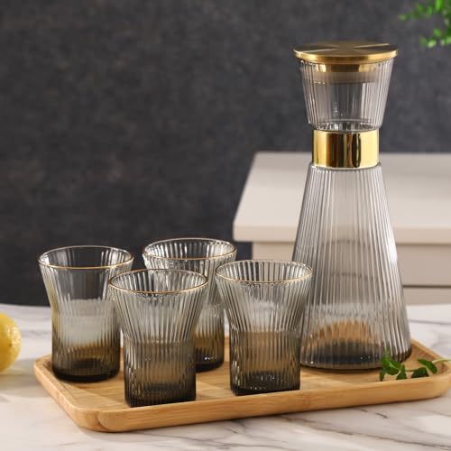 DUJUST Gerippte schwarze Glaskaraffe Set, elegante Wasserkaraffe mit goldener Dekoration, 1 Kristallglaskaraffe mit goldenem Deckel (48 oz), 4 Tassen & 1 Tablett, mit verdicktem Boden, von DUJUST