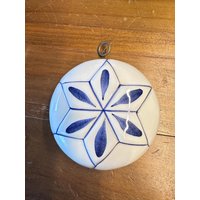 Kleine Runde Kuchenform, Puddingform Landhaus Zum Aufhängen, Keramik Weiss Blau Stern Kleine Runde Kuchenform, Puddingform Landhaus Zum Aufhängen, Keramik Weiss Blau Stern von DUNKELROTde