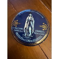 Lourdes - Wunderschöne Vintage Dose Blech, Brocante, Vintage, Shabby Chic Tin Can Runde Form von DUNKELROTde
