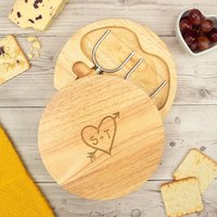 Verlobungsgeschenk Für Paare, Personalisierte Käsebrett-Set, Schneidebrett Mit Geschnitztem Herz, Geschenke Zum Valentinstag von DUSTandTHINGS