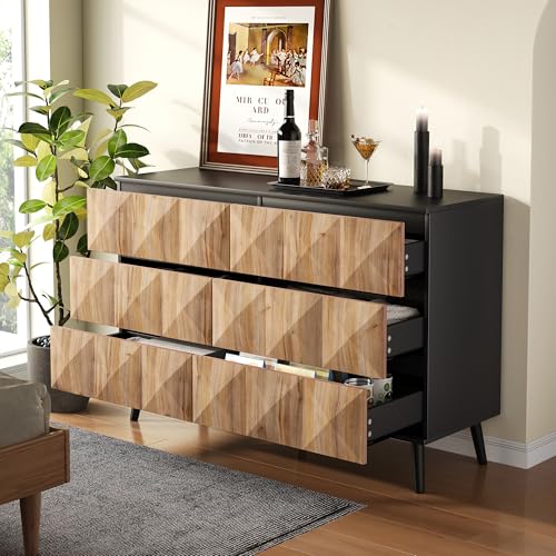 Sideboard und die Kommode zeichnen Sich durch eine Kombination aus Schwarz und natürlichen Holztönen sowie erhabenen Türen aus. von DUlVBPE